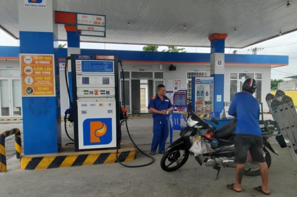 Giá xăng dầu đồng loạt tăng mạnh ngày đầu tiên đi làm sau Tết