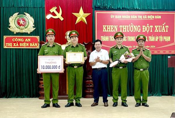 Lập thành tích xuất sắc trong dịp Tết, Công an thị xã Điện Bàn được khen thưởng