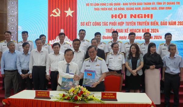 Vùng 3 Hải quân cùng 6 tỉnh, thành duyên hải miền Trung tăng cường phối hợp tuyên truyền biển đảo, tạo sức lan tỏa
