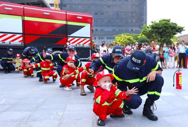 Đà Nẵng: Hiện thực hóa ước mơ làm lính cứu hỏa cho các em nhỏ mắc bệnh ung thư