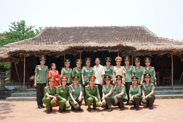 Phụ nữ Công an TP Đà Nẵng tổ chức các hoạt động tri ân tại quê hương Đại tướng Võ Nguyên Giáp