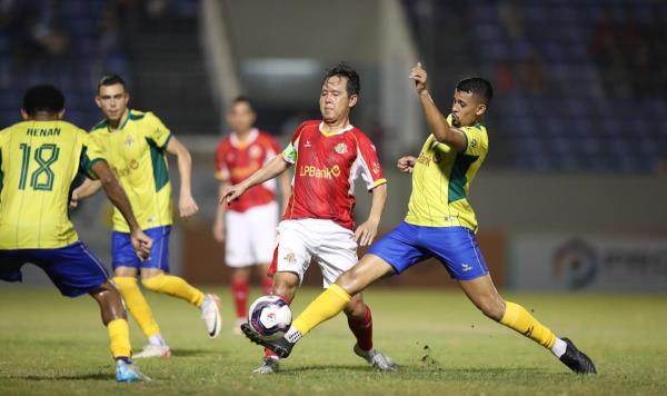 Sôi động trận đấu giao hữu giữa các ngôi sao bóng đá Brazil và Việt Nam