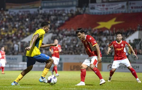 Các vũ công Samba thắng đậm đội ngôi sao bóng đá Việt Nam