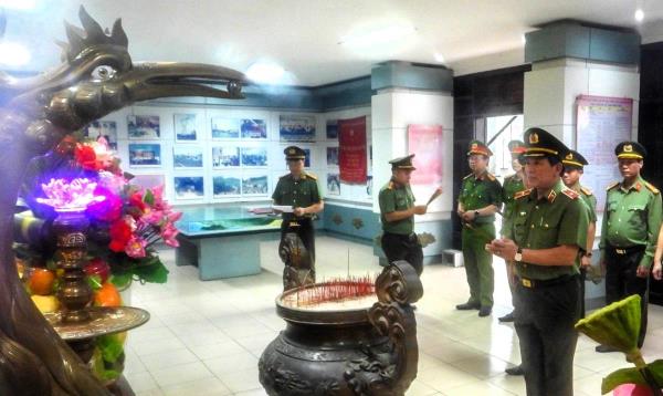 Đảng ủy, Ban Giám đốc Công an TP Đà Nẵng dâng hương tưởng niệm Chủ tịch Hồ Chí Minh