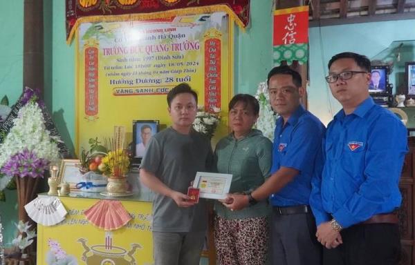 Truy tặng huy hiêu tuổi trẻ dũng cảm cho đoàn viên dũng cảm cứu người đuối nước