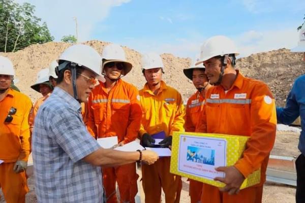 Các đội xung kích EVNCPC trên công trường thi công dự án đường dây 500kV mạch 3