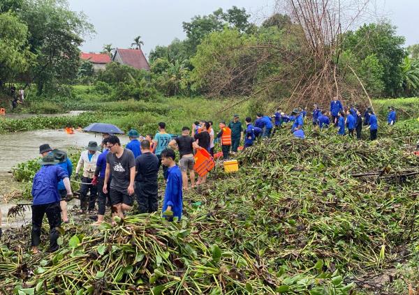 Hàng trăm đoàn viên, thanh niên Đà Nẵng dầm mưa khơi thông dòng sông