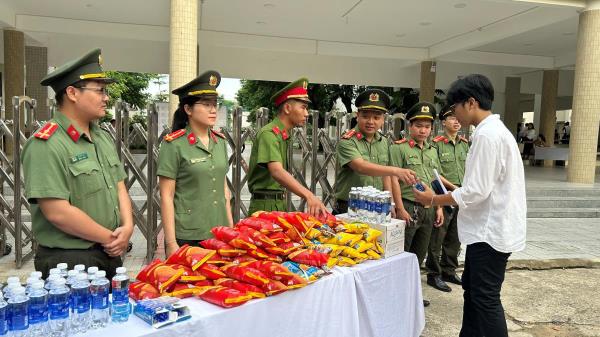 Thanh niên Công an Đà Nẵng tận tình tiếp sức các sĩ tử