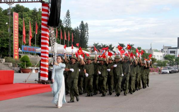 Bộ trưởng Bộ Công an dự Lễ ra mắt lực lượng tham gia bảo vệ ANTT ở cơ sở tại Nghệ An