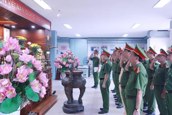 Lực lượng Cảnh sát nhân dân Công an TP Đà Nẵng báo công dâng Bác