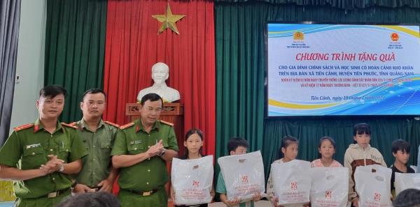 Cụm thi đua CSND 1 Công an Đà Nẵng tặng quà gia đình chính sách và học sinh có hoàn cảnh khó khăn tại Quảng Nam