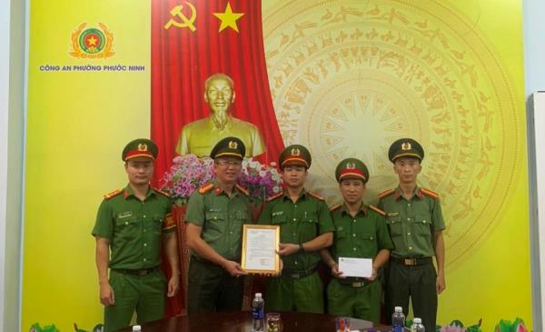 Khen thưởng đột xuất Công an phường về thành tích bắt đối tượng lừa đảo