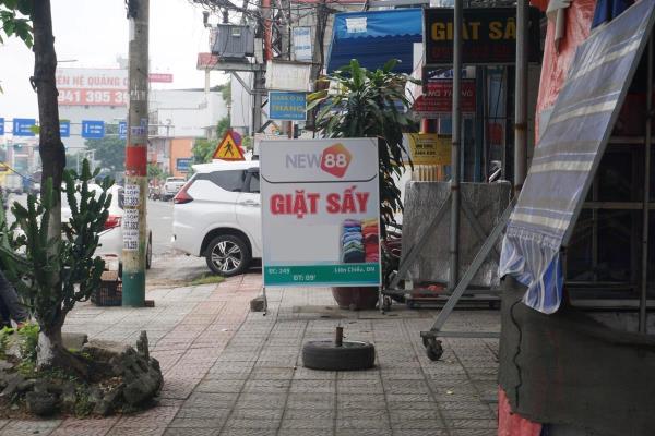 Cảnh giác với chiêu tặng biển quảng cáo, vật dụng kinh doanh từ các trang web cờ bạc