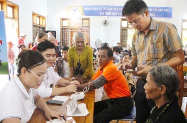 Tặng quà, khám sức khỏe cho đồng bào dân tộc Ca Dong tỉnh Quảng Nam