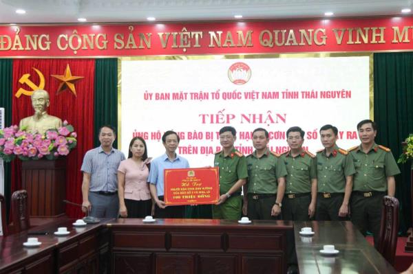 Công an tỉnh Nghệ An hỗ trợ người dân và Công an 3 tỉnh Thái Nguyên, Tuyên Quang, Cao Bằng khắc phục hậu quả cơn bão số 3