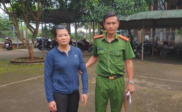 Bắt nữ quái chuyên tráo vé số