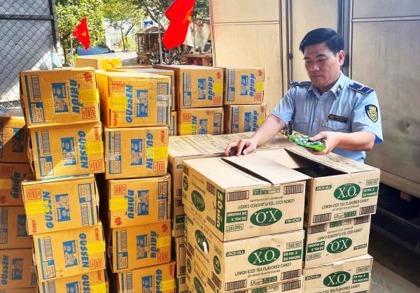 Tạm giữ hơn 1.640 sản phẩm bánh, kẹo các loại nhập lậu