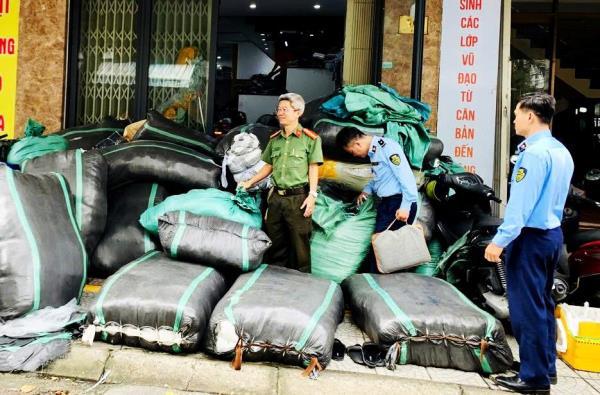 Đà Nẵng: Phát hiện 1 cơ sở kinh doanh 2.250 sản phẩm quần áo Trung Quốc nhập lậu