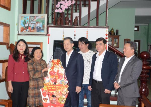 Bí thư Thành ủy Nguyễn Văn Quảng thăm, chúc tết các gia đình chính sách