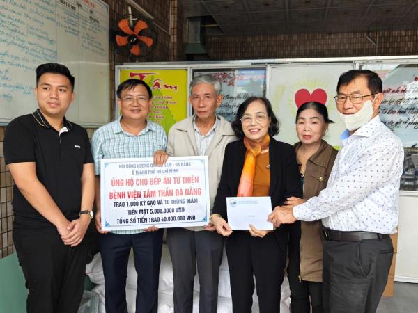 Hội đồng hương Đà Nẵng tại TP Hồ Chí Minh trao hàng trăm triệu đồng cho bệnh nhân và người có hoàn cảnh khó khăn trên địa bàn TP Đà Nẵng