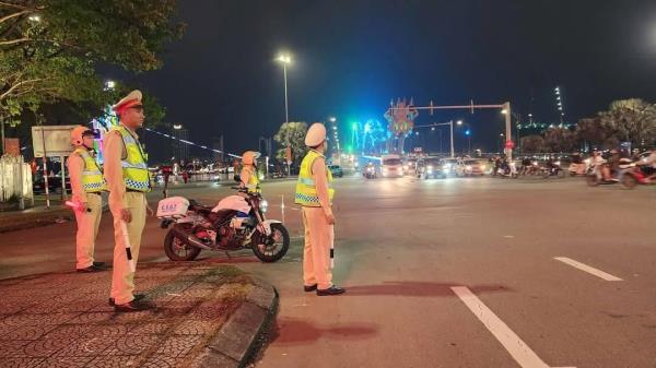 Lực lượng Công an triển khai lực lượng tuần tra, chốt chặn các tuyến phố chính Đà Nẵng trong đêm chung kết lượt về ASEAN Cup 2024