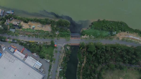 Nước thải tràn cống chảy ra sông Cẩm Lệ