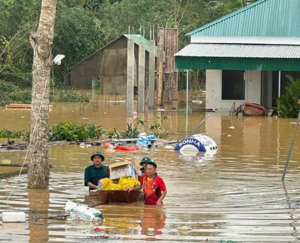Nước lũ lên nhanh, nhiều bản làng miền núi Nghệ An bị cô lập