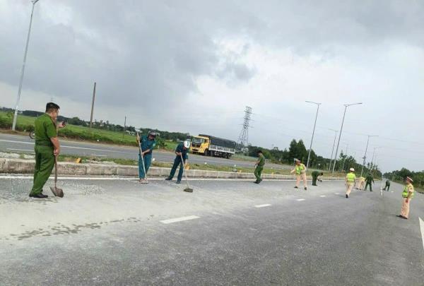 Công an xã Hòa Tiến kịp thời phối hợp dọn dẹp đất, đá rơi vãi đảm bảo an toàn cho người đi đường