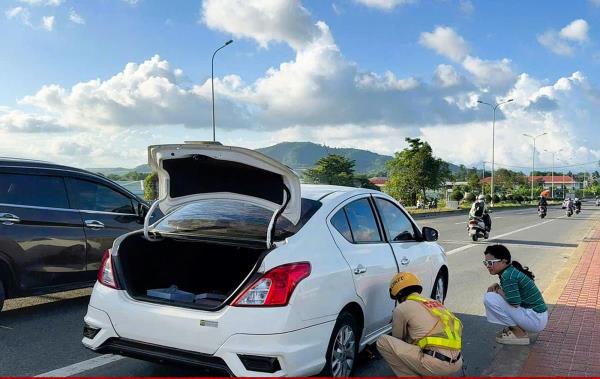 CSGT thay lốp cho tài xế giữa đường