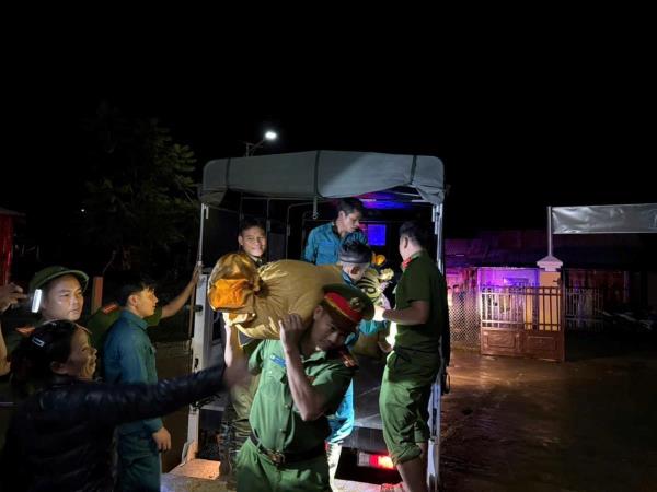 Xuất hiện vết nứt, xã Trà Linh di dời dân khẩn cấp trong đêm