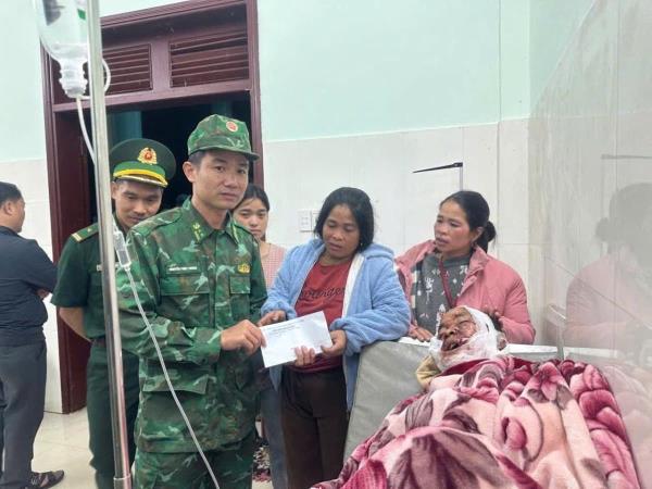 Bộ đội Biên phòng cấp cứu một người dân bị gấu rừng tấn công