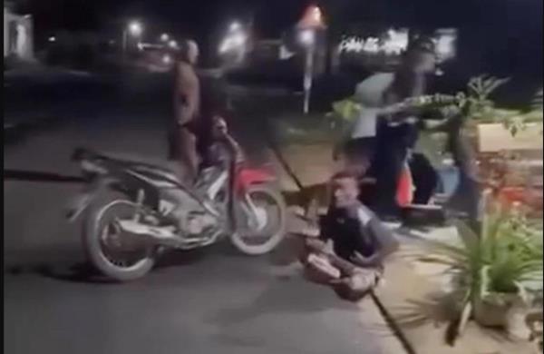 Gã đàn ông xách rựa xông vào phòng trọ chém trọng thương đôi nam nữ rồi tẩu thoát bằng xe máy