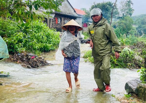 12 người dân bị cô lập nhiều ngày khi đi làm rẫy