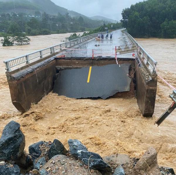 Nước lũ về mạnh cuốn phăng mố cầu Ca Da