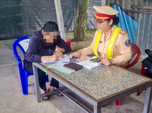 Phạt nữ tài xế chở đoàn lân trên nóc