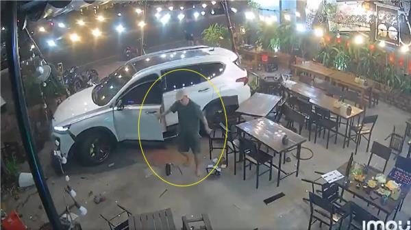 Nam thanh niên lao xe ô-tô vào quán nhậu truy sát đối phương khiến 2 người thương vong