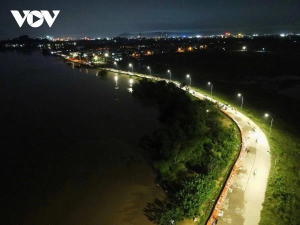 Lũ sông Cầu đạt đỉnh, gần 2.000 người ở Bắc Ninh xuyên đêm đắp đê Đẩu Hàn