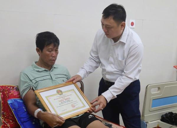 Khen thưởng hai người dân dũng cảm cứu người giữa bão số 13 ở Lý Sơn