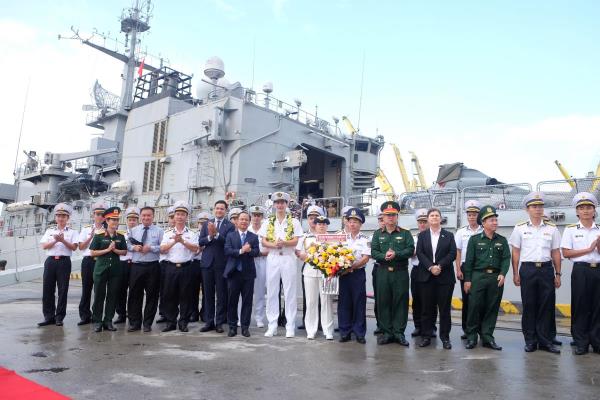 Tàu tuần dương Prairial của Hải quân Pháp tới Đà Nẵng