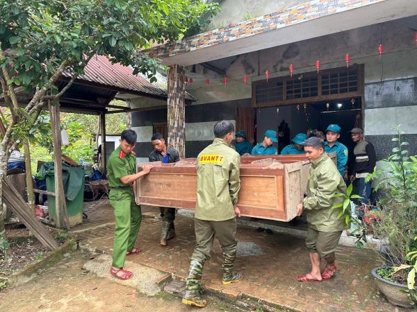 Công an xã A Vương chủ động phối hợp di dời khẩn cấp các hộ dân trước nguy cơ sạt lở tại thôn Bhlóoc