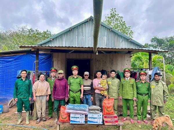 Công an xã thăm, tặng quà các hộ dân phải di dời, rà soát, cảnh báo các điểm có nguy cơ sạt lở