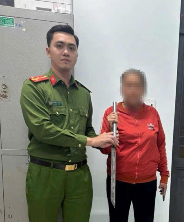 Phụ huynh giao nộp hàng nóng