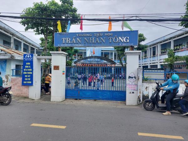 Thông tin kiến nghị: Cần mở rộng vỉa hè trước khu vực trường Tiểu học Trần Nhân Tông, phường Cẩm Lệ