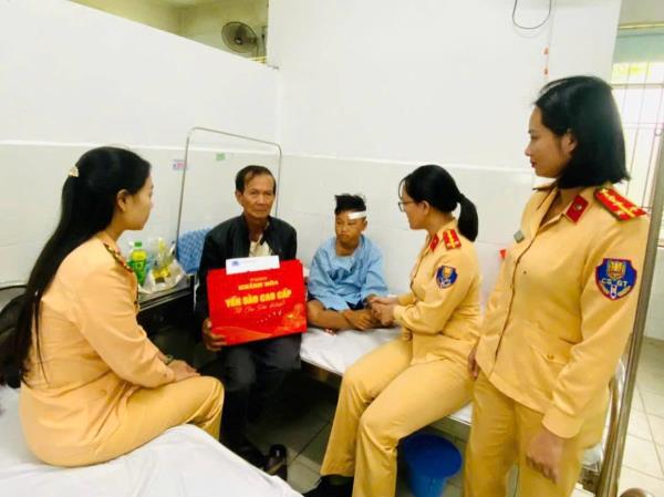 Cảnh sát giao thông Đà Nẵng thăm, động viên hai cháu nhỏ bị tai nạn giao thông