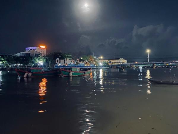 Chèo thúng ra vớt bóng, một học sinh bị nước cuốn trôi, mất tích