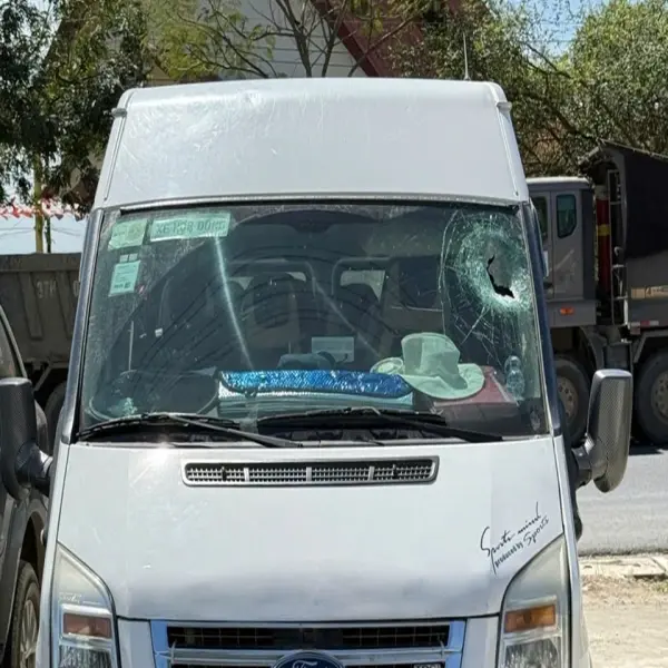 Truy tìm xe tải bỏ chạy sau khi làm rơi đá vào xe khách khiến một người tử vong