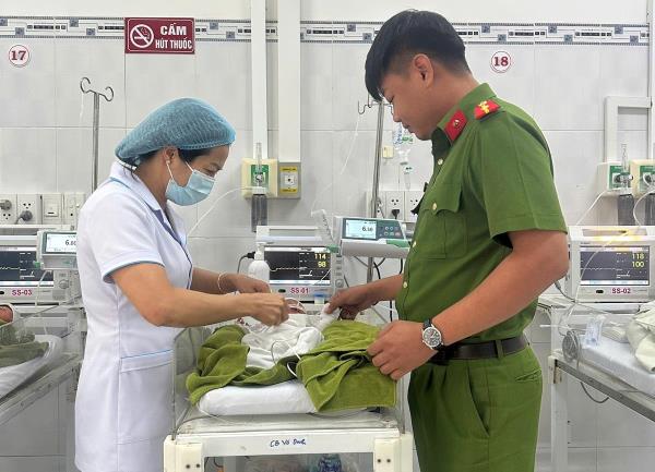 Phát hiện bé sơ sinh bị bỏ rơi, Công an xã Ia Mơ kịp thời cứu giúp