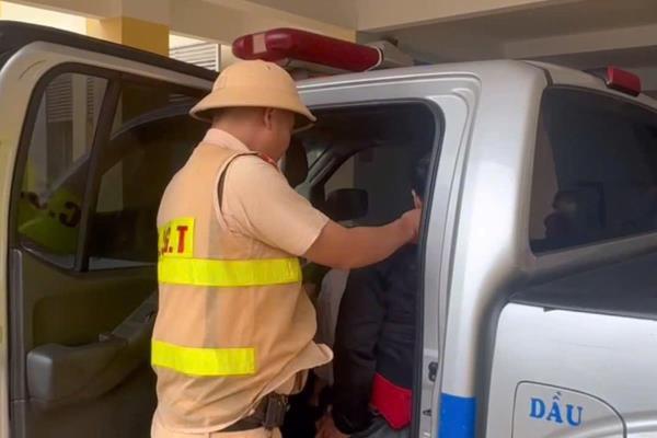 CSGT Đồng Nai dùng xe chuyên dụng đưa người đàn ông bị co giật đi cấp cứu