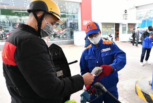 Giá xăng RON 95 tăng lần 2 liên tiếp