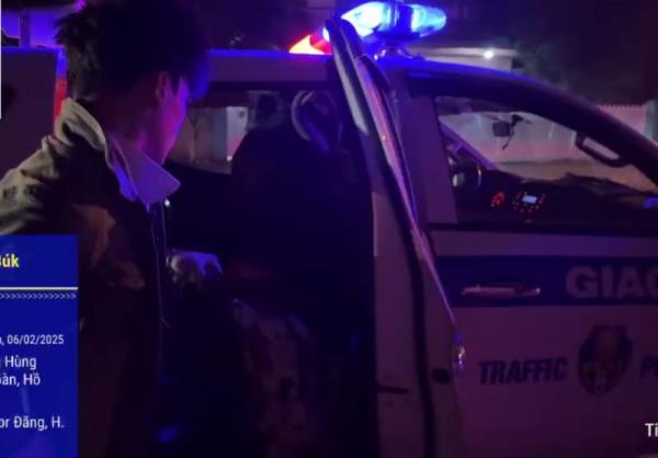 Cảnh sát giao thông dùng xe chuyên dụng đưa sản phụ vỡ ối trên xe khách đến bệnh viện kịp thời